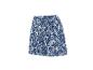 Kurze Shorts mit blau-weißem Blättermuster.