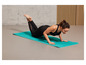 Eine Frau macht Liegestütze auf einer türkisfarbenen Yogamatte von Decathlon.