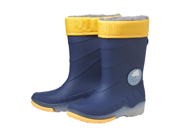 Ein Paar blaue Kinder-Regenstiefel mit gelben Bündchen und einer Wolke mit „Happy Day“.