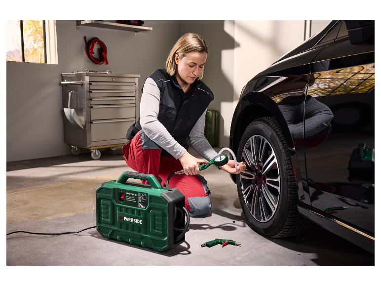 Frau pumpt den Reifen eines schwarzen Autos mit einem tragbaren Parkside Kompressor auf.