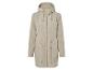Beige Regenjacke mit Kapuze.