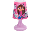 Rosa Tischlampe mit einem Mädchen und Katzenfiguren.