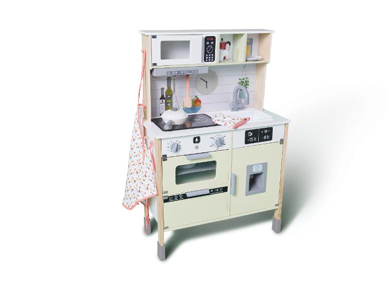 Kinder-Holzspielküche mit Mikrowelle, Kochfeld, Backofen und Kühlschrank.