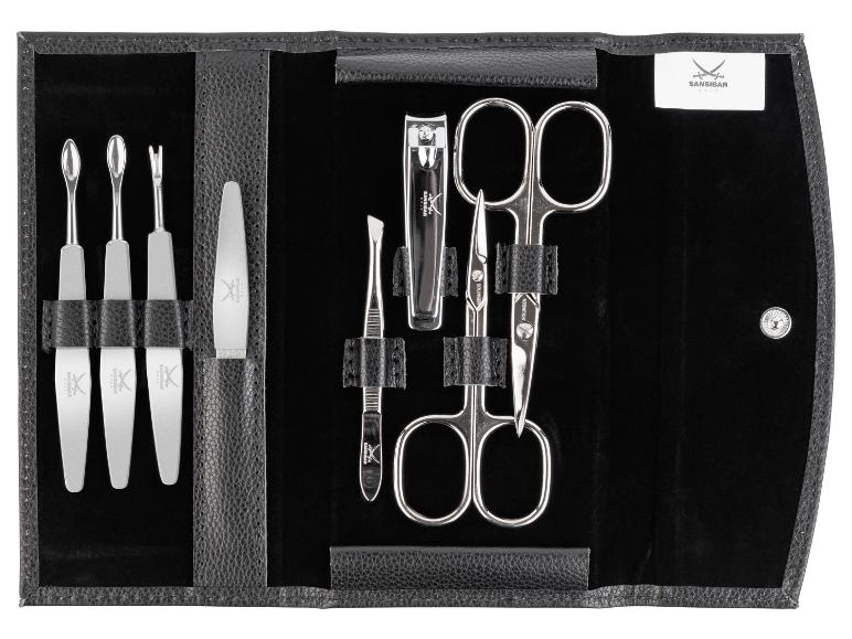 Ein schwarzes Lederetui mit Nagelknipser, Feile, Pinzette und einer Schere von Solingen.