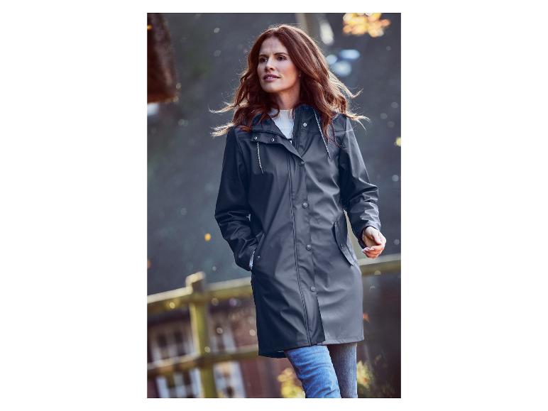 Eine Frau trägt einen blauen Regenmantel.