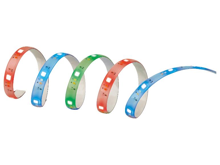 Farbige LED-Lichtbänder, rot, blau und grün, auf weißem Hintergrund aufgerollt.