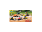 Verschiedene LENA TRUXX² Spielzeugfahrzeuge beim Spielen im Sand.