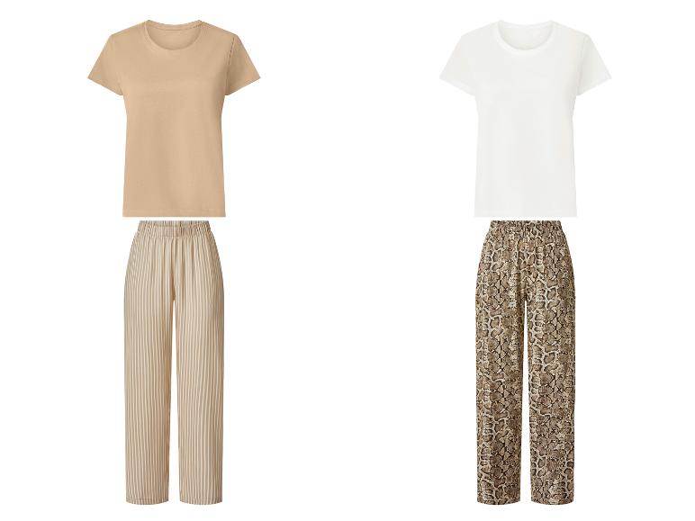Zwei Sets aus T-Shirt und Hose: eines beige gestreift und eines weiß mit Schlangenmuster.