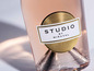Eine Flasche Roséwein mit dem Etikett 'Studio by Miraval'.