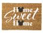 Braune Fußmatte mit der Aufschrift „Home Sweet Home“ und schwarzen Micky-Maus-Köpfen.