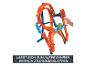 Orange-blaue Hot Wheels Rennbahn mit Loop, von einer Hand zum Verstauen zusammengeklappt.