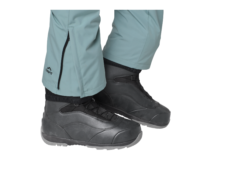 Blaue Skihose mit Reißverschluss und schwarzen Stiefeln