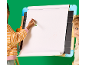 Kinder zeichnen an einer Staffelei mit Tafel und Papierrolle.