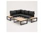 Dunkelgraues Ecksofa mit Beistelltischen und Couchtisch aus Holz auf weißem Hintergrund.