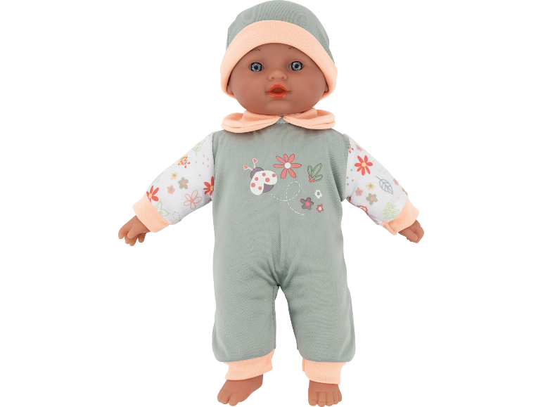 Babypuppe im grünen Schlafanzug mit passender Mütze.