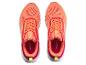 Ein Paar orange-pinke Sportschuhe mit gelben Schnürsenkeln, von oben gesehen.
