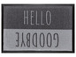 Eine graue Fußmatte mit den Worten 'HELLO' und 'GOODBYE'