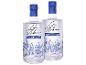 Zwei Flaschen Gin mit mediterranem Geschmack und blauen Blumenmustern.