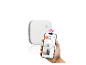 Weißer smarter Rauchmelder, verbunden mit einer Smartphone-App, die Heimgeräte anzeigt.