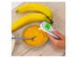 Lebensmittelthermometer misst Babynahrung, mit Bananen im Hintergrund.