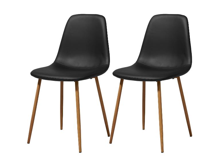 Zwei schwarze Esszimmerstühle mit hellen Holzbeinen
