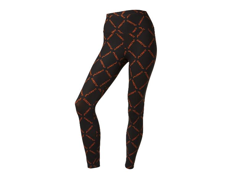 Schwarze Crivit Leggings mit orangefarbenem, sich wiederholendem Logo.
