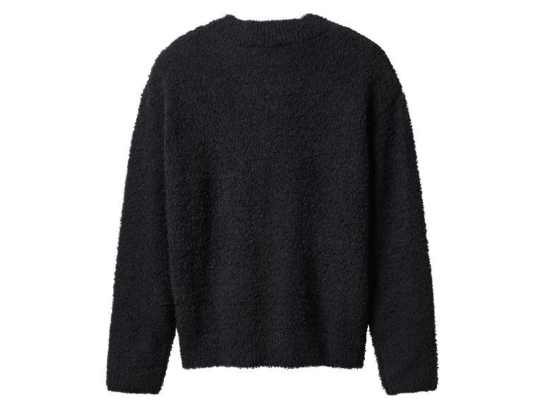 Schwarzer flauschiger Rundhals-Pullover.