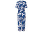 Ein weißer Jumpsuit mit blauem Blumenmuster.