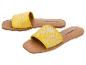Gelbe Sandalen mit weißem geometrischem Muster und hellbrauner Sohle.