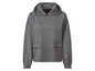 Ein grauer Hoodie mit Kapuze und Taschen.