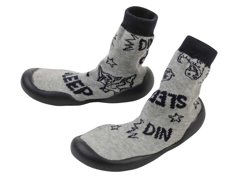 Graue Socken mit rutschfesten Sohlen und kindlichen Motiven.