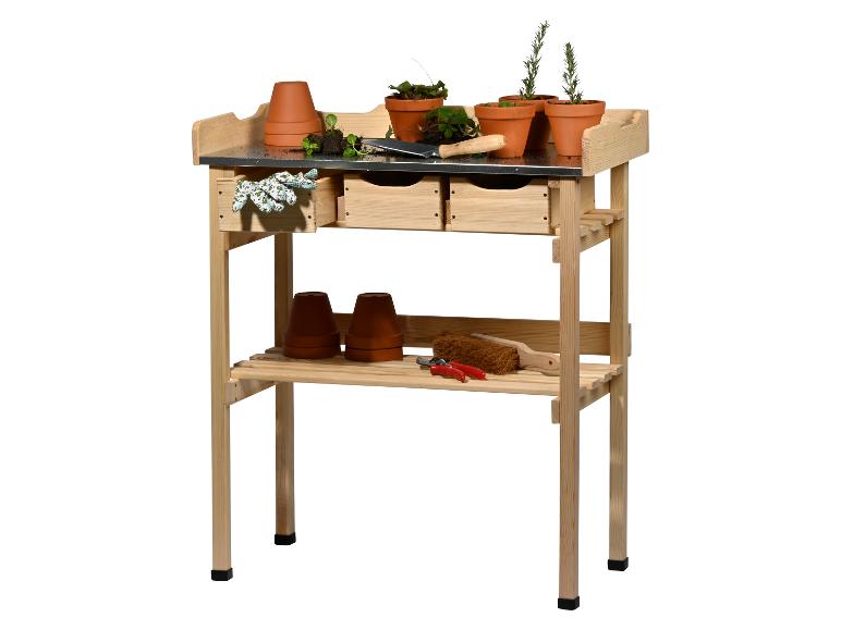 Holz-Pflanztisch mit Topfpflanzen, Werkzeugen und Handschuhen.