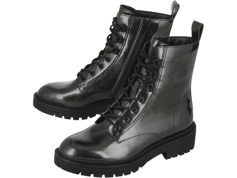 Paar glänzende schwarze Schnürstiefel mit seitlichen Reißverschlüssen und dicken Sohlen.
