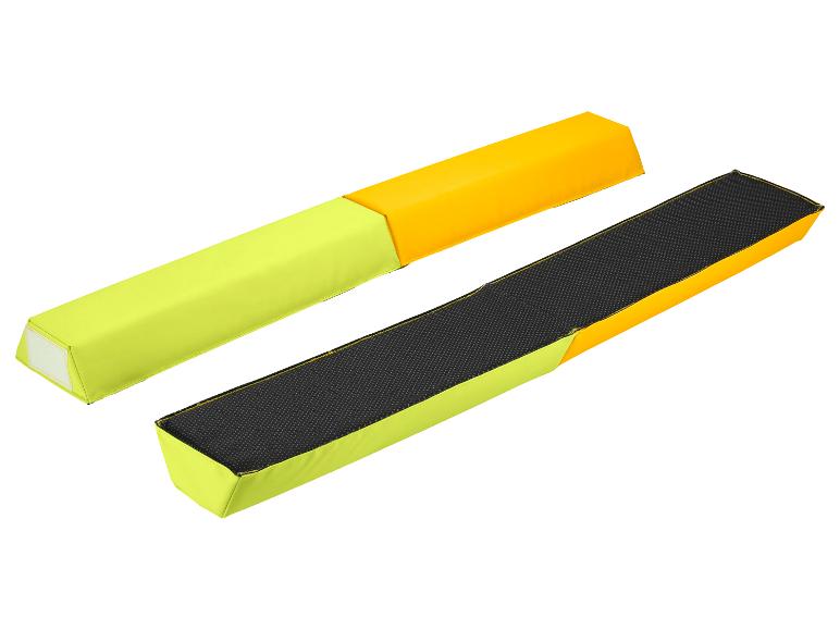 Zwei klappbare Gymnastik-Schwebebalken in Gelb und Limettengrün mit schwarzer Anti-Rutsch-Oberfläche