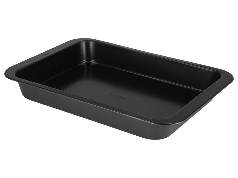 Leere schwarze rechteckige Metallbackform auf weißem Hintergrund.