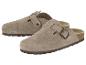 Beige Wildleder-Clogs mit Metallschnallen und Korksohle.