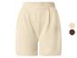 Beige Damen-Shorts mit hoher Taille und Falten, mit Farbmustern.