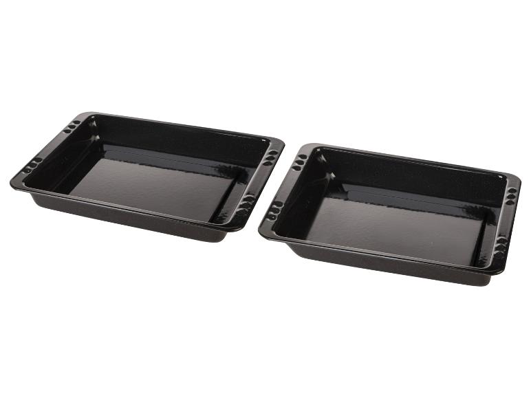 Zwei schwarze Backbleche für den Backofen.