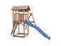 Holzspielplatz mit blauer Rutsche und Leiter, auf weißem Hintergrund.