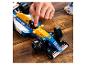 Die Hand einer Person passt ein blau-gelbes Lego Williams Formel-1-Rennwagenmodell an.