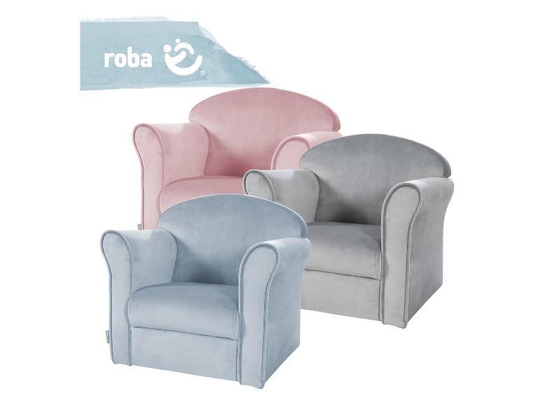 Drei Kinder-Samtsessel in Rosa, Grau und Blau, mit einem Logo im Hintergrund.