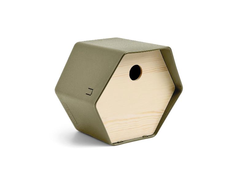 Modernes sechseckiges Vogelhaus aus grünem Kunststoff und hellem Holz.