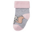 Graue Babysocken mit rosa Bündchen und Elefanten-Motiv.