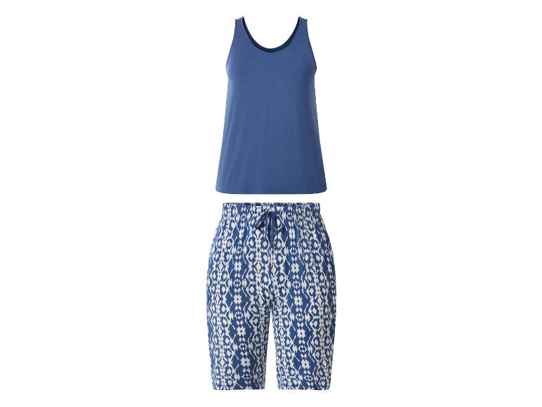 Damen-Set aus blauem Tanktop und gemusterten Shorts.