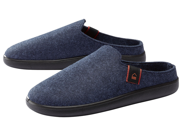 Zwei Paar blaue Hausschuhe mit 'Home' - Label.