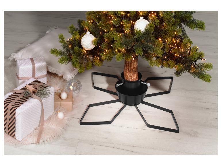 Künstlicher Weihnachtsbaum mit Lichtern, Dekorationen und Geschenken.