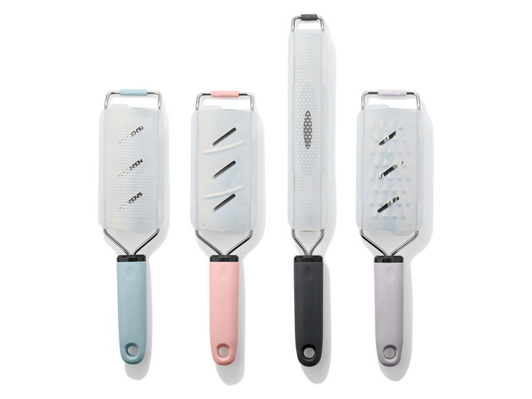 Vier verschiedene Reiben mit unterschiedlichen Texturen und farbigen Griffen.