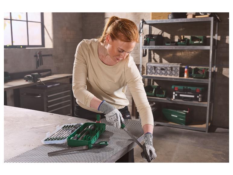 Frau feilt Metall mit PARKSIDE® Werkstattfeilen-Set in einer Werkstatt.