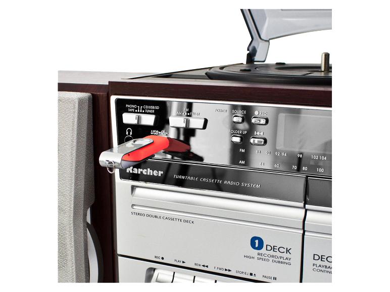 Retro-Musikanlage mit Plattenspieler, Kassettendeck, Radio und eingestecktem USB-Stick.