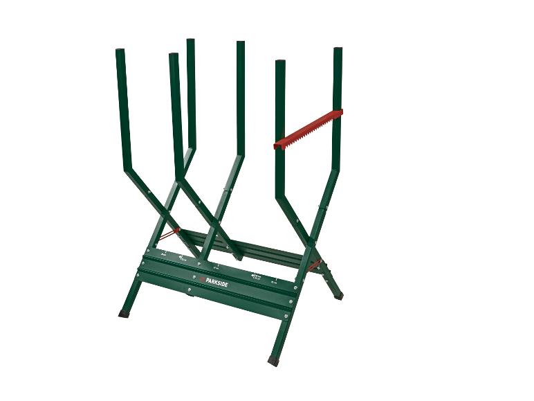 Grüner klappbarer Sägebock mit roter gezackter Holzauflage, schräge Ansicht.